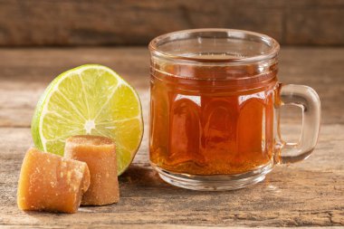 Taze ev yapımı Aguapanela, Agua de Panela veya Aguadulce, ham panela tüm servis sıcak veya soğuk limonlu suda haşlanmış şeker kamışı popüler bir Latin Amerikan tatlı içki yapılmış.