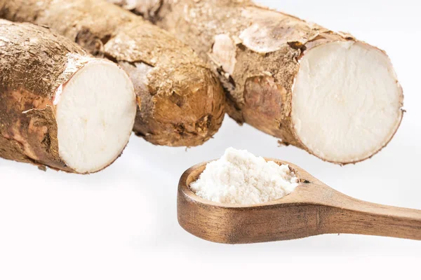 Rauwe cassave zetmeel-manihot esculenta. Witte achtergrond — Stockfoto