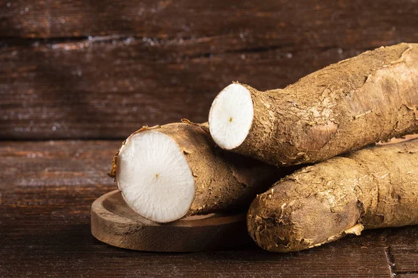 Cassava surowa bulwa-Manihot esculenta. Przestrzeń tekstowa — Zdjęcie stockowe