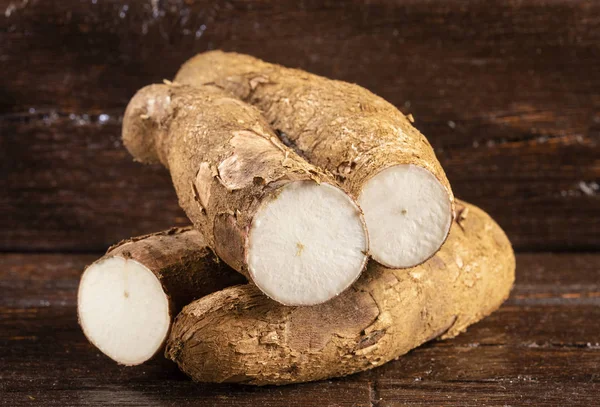 Cassava surowa bulwa-Manihot esculenta. Przestrzeń tekstowa — Zdjęcie stockowe