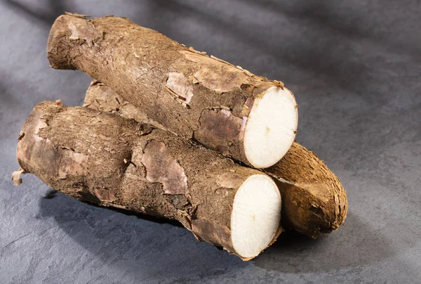 Cassava rå tuber-Manihot esculenta. Text rymden — Stockfoto