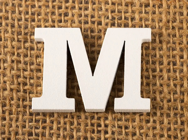 M, γράμμα του αλφαβήτου - λινάτσα υφή φόντου — Φωτογραφία Αρχείου