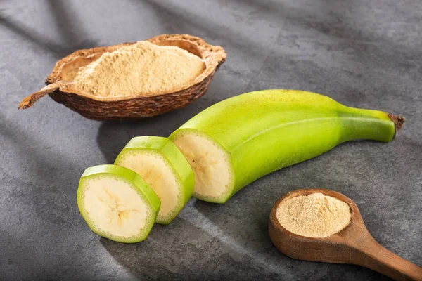 Raw and dried green bananas, plantain flour, resistant flour, prebiotic food, gut health — Stock Photo, Image