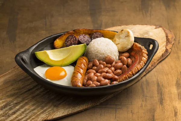 Bandeja paisa, plato típico de la región de Antioqueno en Colombia —  Fotos de Stock
