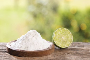 Limonlu kabartma tozu. Bir yaz günü ağaçların arasında parkta ahşap masa. Metin alanı