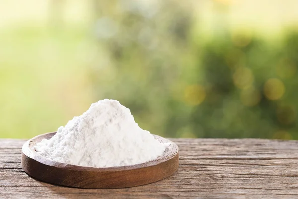 Backpulver, Natriumhydrogencarbonat. Holztisch im Park zwischen Bäumen an einem Sommertag. Textraum — Stockfoto