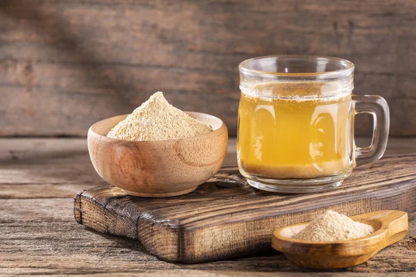 Lepidium meyenii tozlu bir bardakta Maca kökü ve sağlık içeceği..