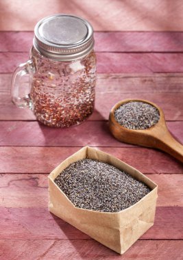 Suda haşhaş tohumu - Papaver somniferum. Metin alanı