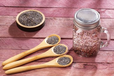 Suda haşhaş tohumu - Papaver somniferum. Metin alanı