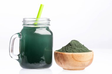 Yeşil Spirulina Smoothie - Gıda ve içecek kavramı, diyet ve beslenme. Beyaz arka plan