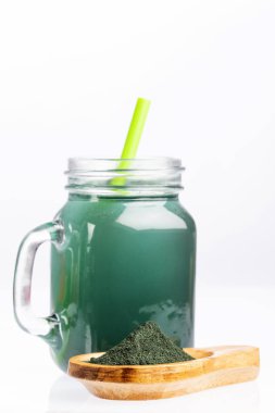 Yeşil Spirulina Smoothie - Gıda ve içecek kavramı, diyet ve beslenme. Beyaz arka plan
