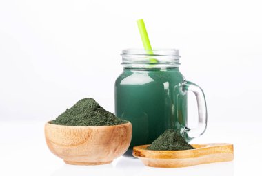 Yeşil Spirulina Smoothie - Gıda ve içecek kavramı, diyet ve beslenme. Beyaz arka plan