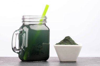Yeşil Spirulina Smoothie - Gıda ve içecek kavramı, diyet ve beslenme - Metin alanı