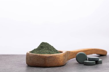 spirulina tozu ve spirulina hapları - sağlıklı superfood diyet ve detoks beslenme kavramı - Metin alanı