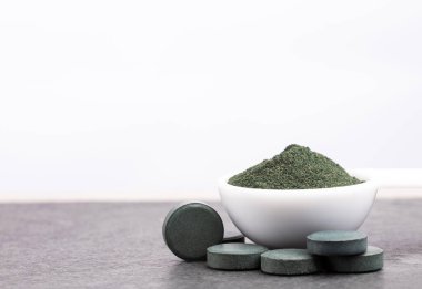 spirulina tozu ve spirulina hapları - sağlıklı superfood diyet ve detoks beslenme kavramı - Metin alanı