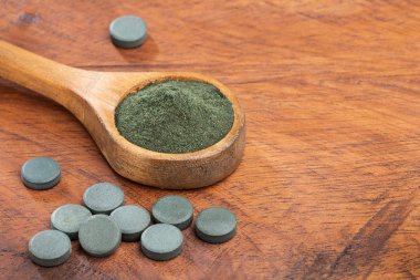 spirulina tozu ve spirulina hapları - sağlıklı superfood diyet ve detoks beslenme kavramı - Metin alanı
