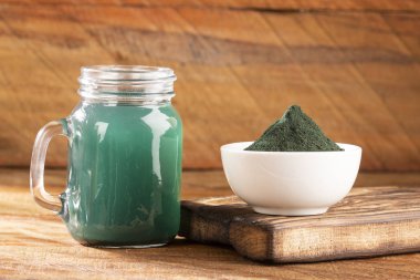 Yeşil Spirulina Smoothie - Gıda ve içecek kavramı, diyet ve beslenme - Metin alanı