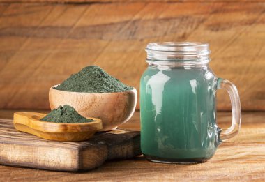 Yeşil Spirulina Smoothie - Gıda ve içecek kavramı, diyet ve beslenme - Metin alanı