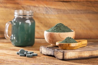 Yeşil Spirulina Smoothie - Gıda ve içecek kavramı, diyet ve beslenme - Metin alanı