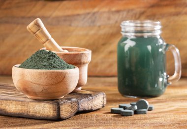 Yeşil Spirulina Smoothie - Gıda ve içecek kavramı, diyet ve beslenme - Metin alanı