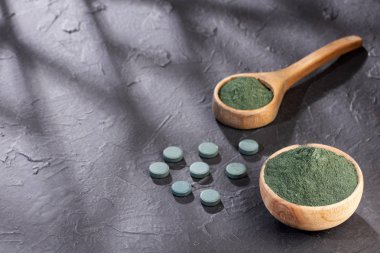 spirulina tozu ve spirulina hapları - sağlıklı superfood diyet ve detoks beslenme kavramı - Metin alanı