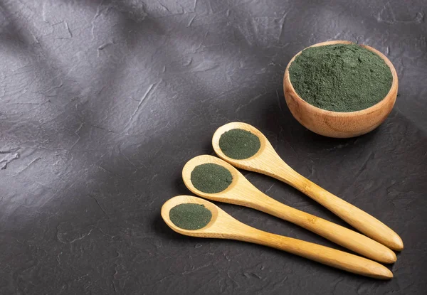 Spirulina Pulver gesunde Nahrungsergänzung - Textraum — Stockfoto