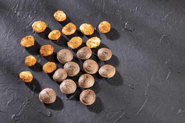 Plukenetia volubilis - Kurutulmuş sacha meyve tohumları. Inchi fıstık. Beyaz arka plan