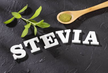 Stevia rebaudiana - Doğal organik tatlandırıcı. Beyaz arka plan