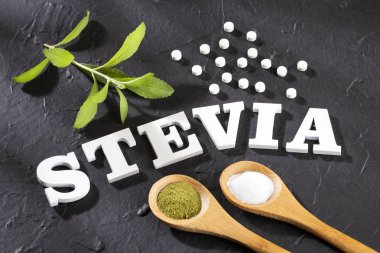 Stevia rebaudiana - Doğal organik tatlandırıcı. Beyaz arka plan