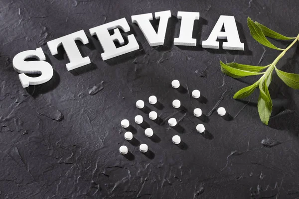 Stevia rebaudiana-natuurlijke organische zoetstof. Witte achtergrond — Stockfoto
