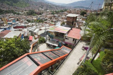Medell n, Antioquia / Kolombiya - 8 Temmuz 2019. Komün merdiveninin yürüyen merdivenleri 13. Turizm bölgesi.