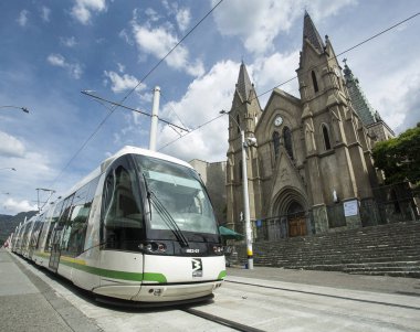 Medellin, Antioquia - Kolombiya - 08 Temmuz 2019. Medelln tramvay demiryolu ulaşım, kentsel elektrikli yolcu bir araçtır ve Medelln kentinde faaliyet göstermektedir.