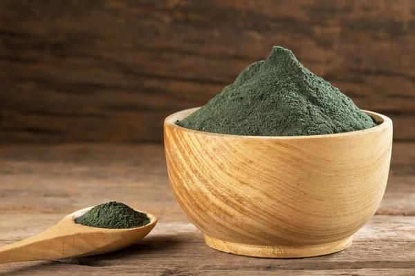 Ahşap kasede Spirulina tozu. Metin alanı