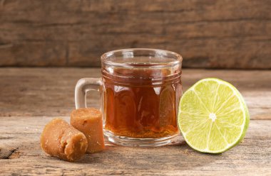 Sıcak şeker kamışı-su (aguapanela) limon ile. Metin alanı