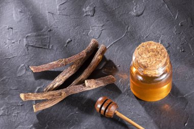 Glycyrrhiza glabra-doğal bal ile meyan kökü. Metin alanı