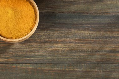 Curcuma longa - Ahşap arka plan üzerinde zerdeçal tozu