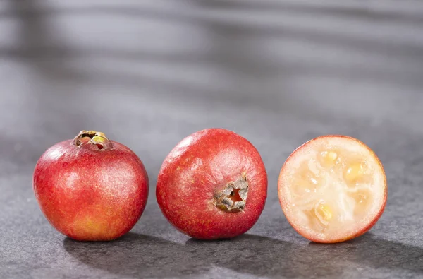 Psidium cattleianum - Guayabas de fresa. Vista superior — Foto de Stock