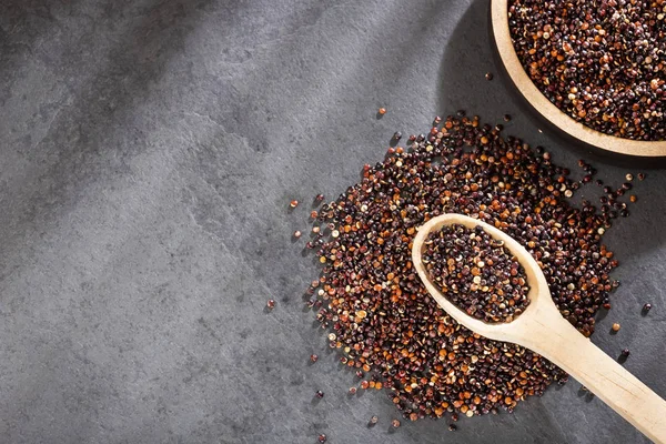 Svart quinoa grain-Chenopodium quinoa. Text rymden — Stockfoto