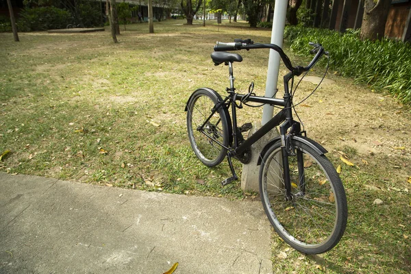 Rower miejski zaparkowany na Uniwersytecie — Zdjęcie stockowe