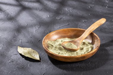 Kurutulmuş defne yaprağı ve defne tozu - Laurus nobilis.