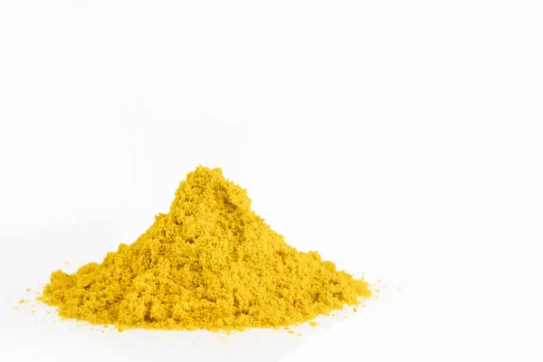 Pilha de tempero de caril amarelo isolado — Fotografia de Stock