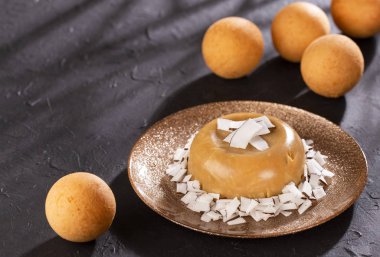 Geleneksel Kolombiya lı buelos (Derin Kızarmış Peynirli Ekmek) ve natilla. Metin alanı