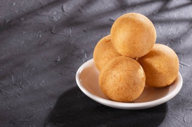 Geleneksel Kolombiya bunuelos (derin kızarmış peynir ekmek)