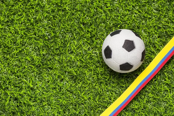 Sentetik çim ve Kolombiya bayrağı futbol topu