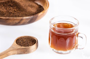 Bir fincan siyah çay ve kurutulmuş ve toz yaprakları