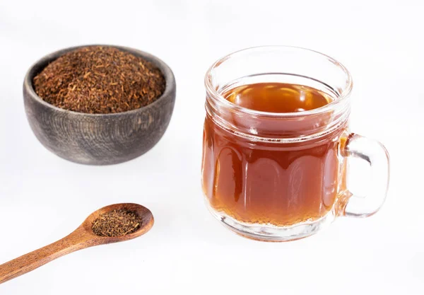 Czarna herbata w filiżance i suszone i sproszkowane liście — Zdjęcie stockowe