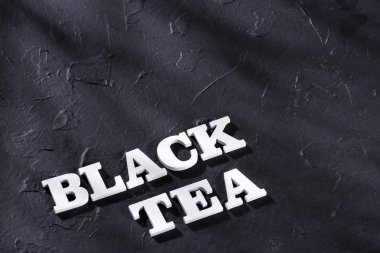 Ahşap harflerle kelime siyah çay - Camellia sinensis