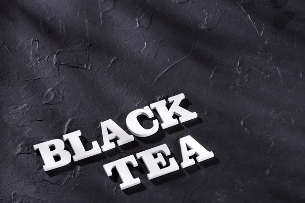 Ahşap harflerle kelime siyah çay - Camellia sinensis