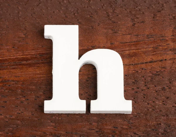Kleine letter h-stuk in hout — Stockfoto