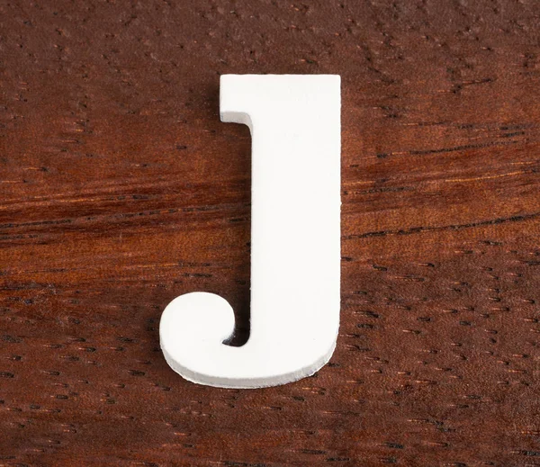 Kleine letter j-stuk in hout — Stockfoto